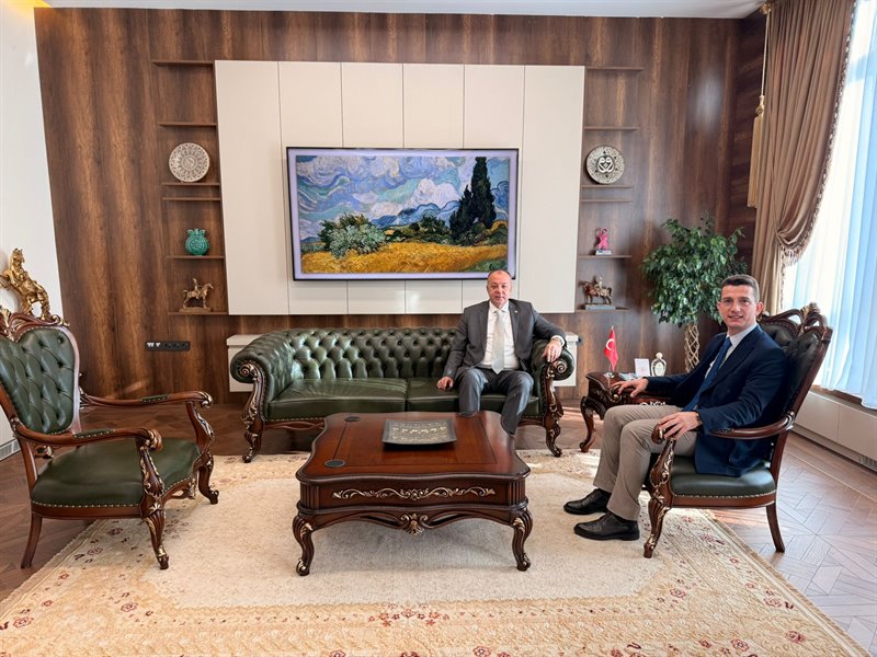 Çanakkale Ticaret ve Sanayi Odası Yönetim Kurulu Başkanı Selçuk Semizoğlu, Ezine Kaymakamı Yusuf Kaptanoğlu’nu ziyaret etti.