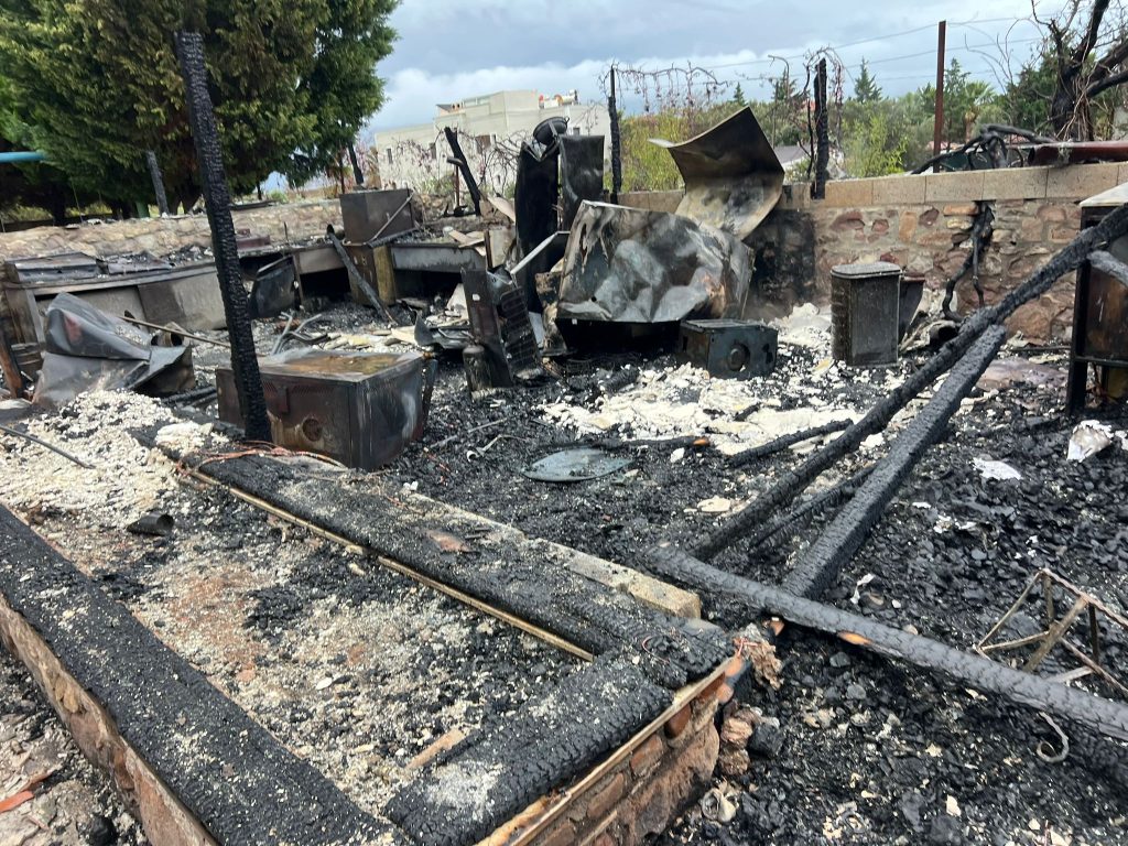 Bozcaada’da otelde çıkan yangın söndürüldü; 1 köpek öldü