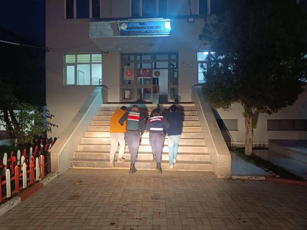 Çanakkale’de jandarmadan göçmen kaçakçılığı operasyonu: 3 organizatör ile 27 kaçak göçmen yakalandı