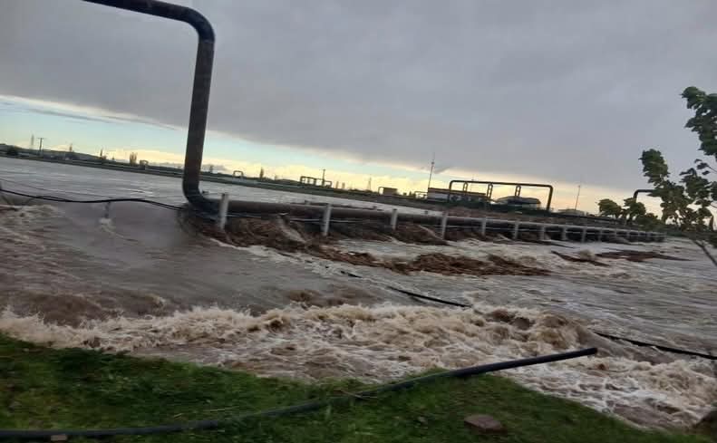 Çanakkale’de sağanak yağış nedeniyle Tuzla Çayı taştı