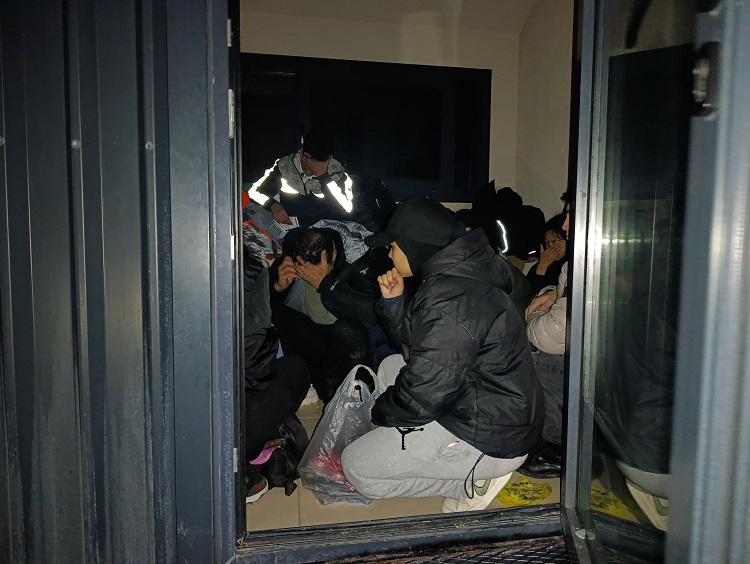 Ayvacık’ta 32 kaçak göçmen yakalandı