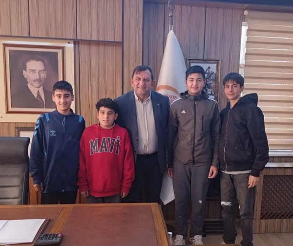 ‘Ne istediğini bilen gençlerimiz ile buluşmak, sohbet etmek bizim için çok mutluluk verici.’