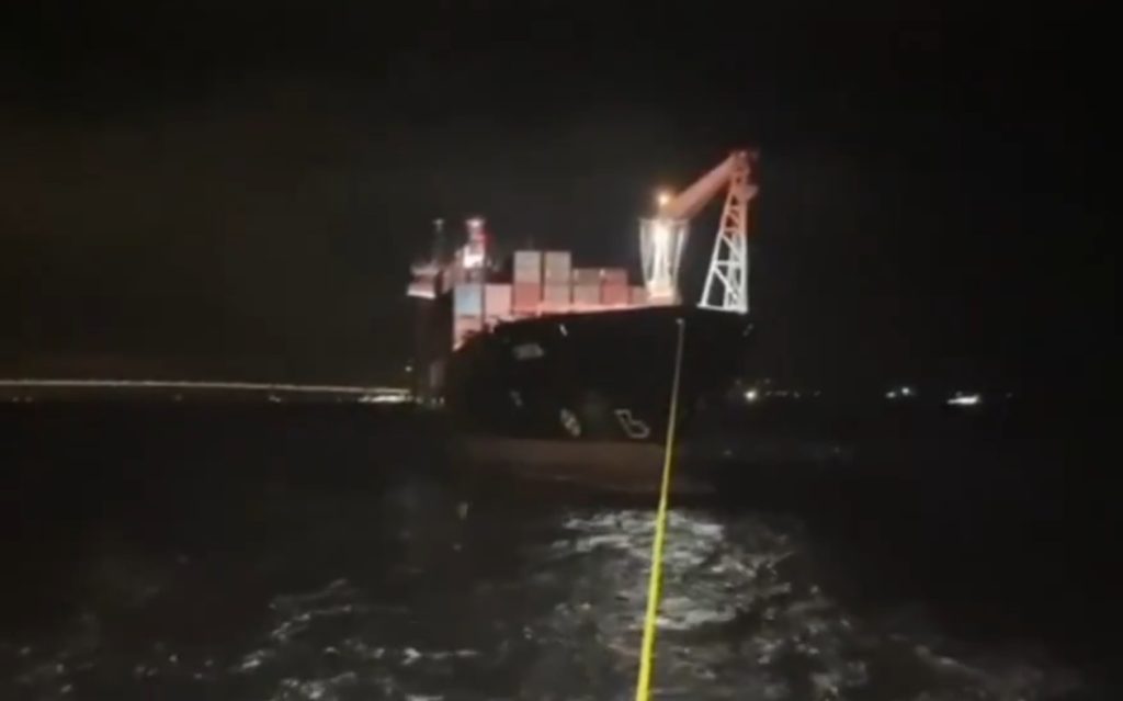 Çanakkale Boğazı’nda arızalanan gemi demirletildi