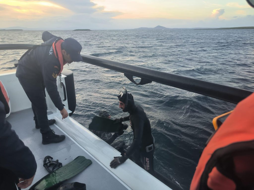 Bozcaada açıklarında kara oturan teknedeki 2 kişi kurtarıldı