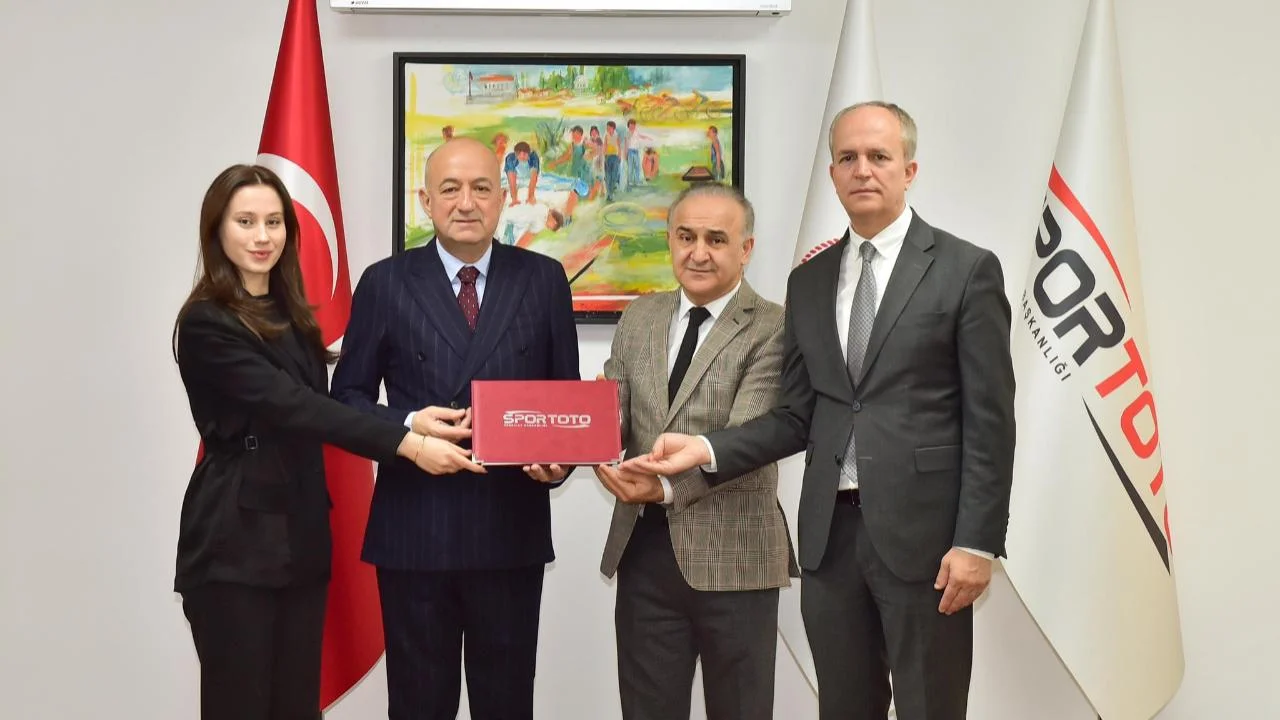  250 kişi kapasiteli spor salonu ve futbol sahası