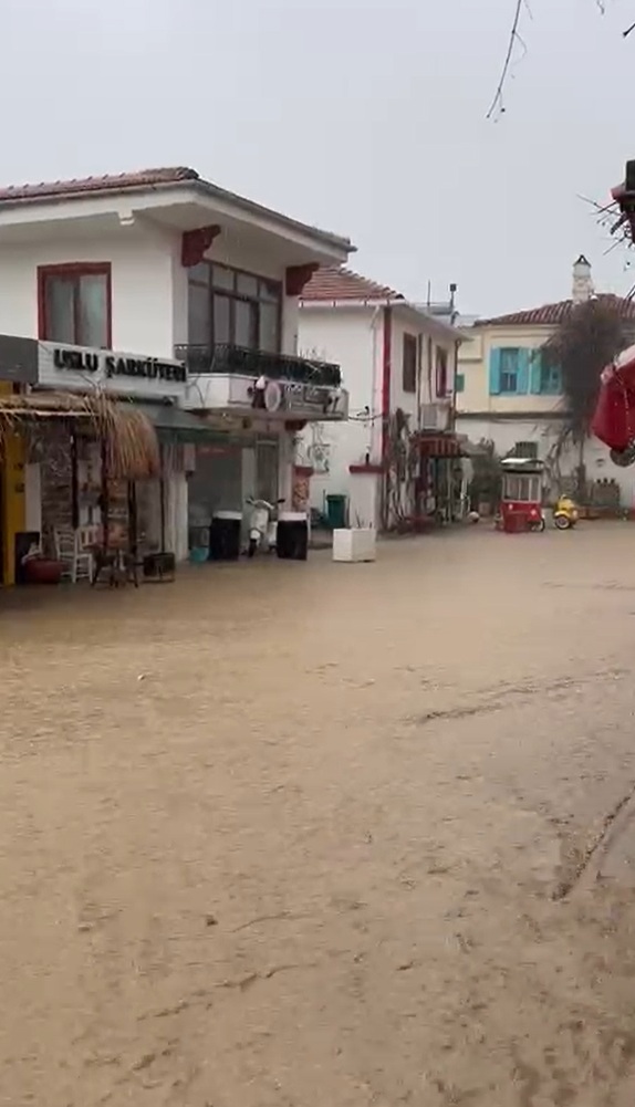 Bozcaada’da cadde ve sokaklar göle döndü