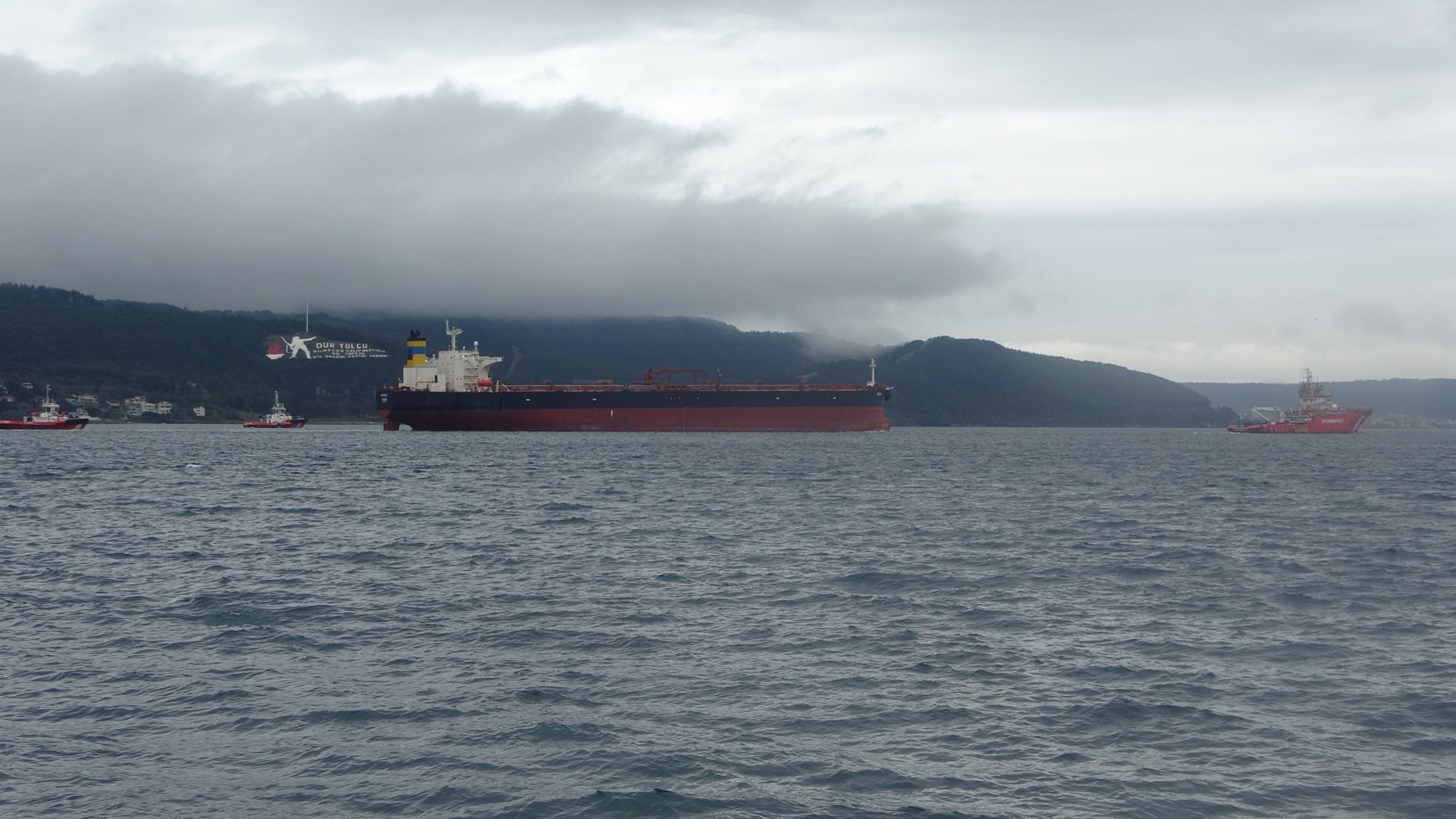 Bozcaada’da karaya oturan tanker bakım için Yalova’ya götürülüyor