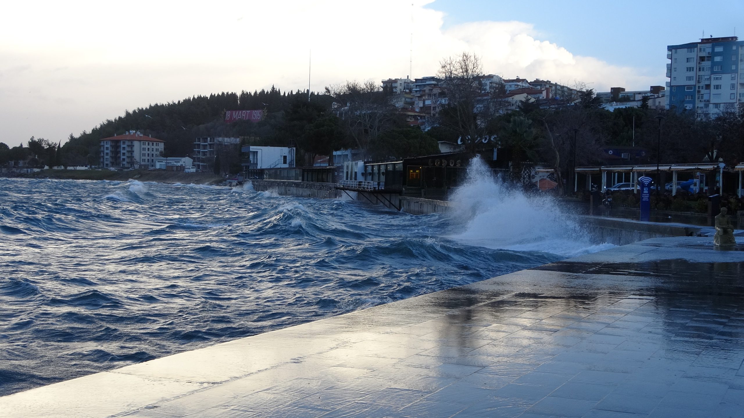 Çanakkale Boğazı lodos fırtınası nedeniyle kapatıldı