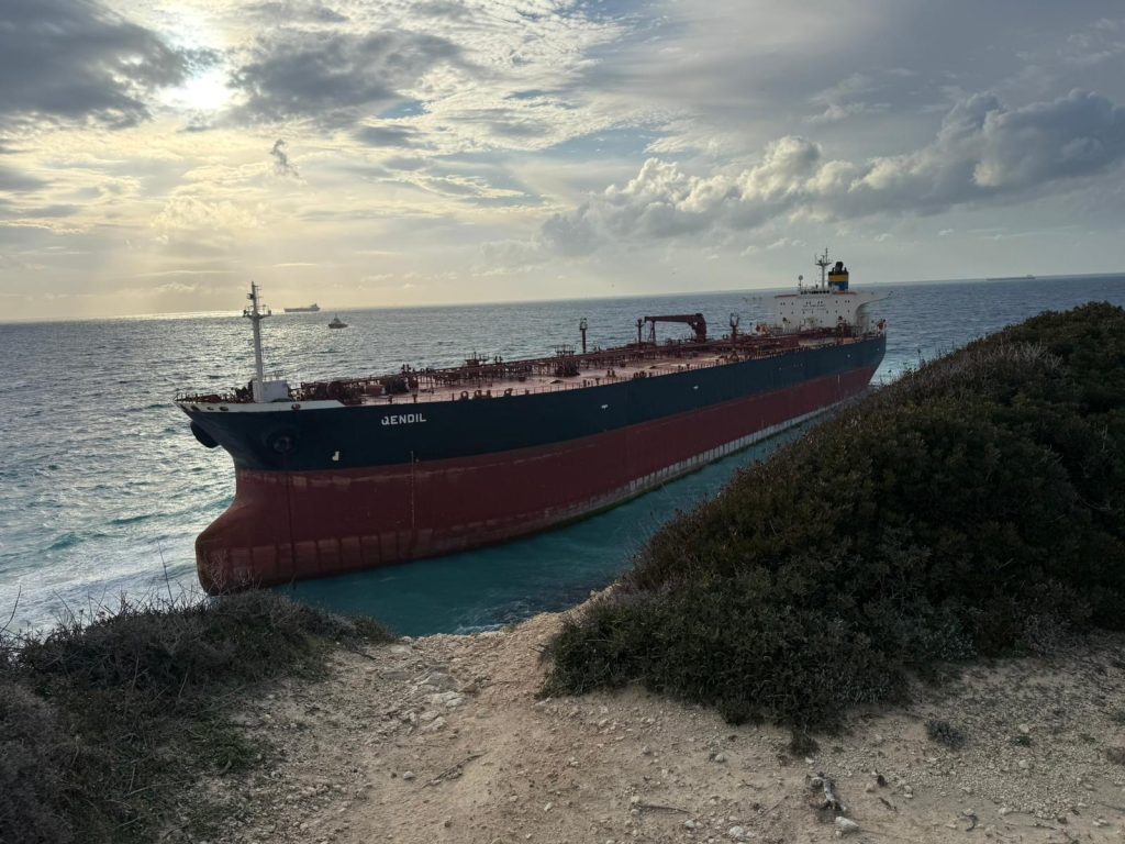 Bozcaada’da karaya oturan tanker olumsuz hava şartlarından dolayı kurtarılmayı bekliyor