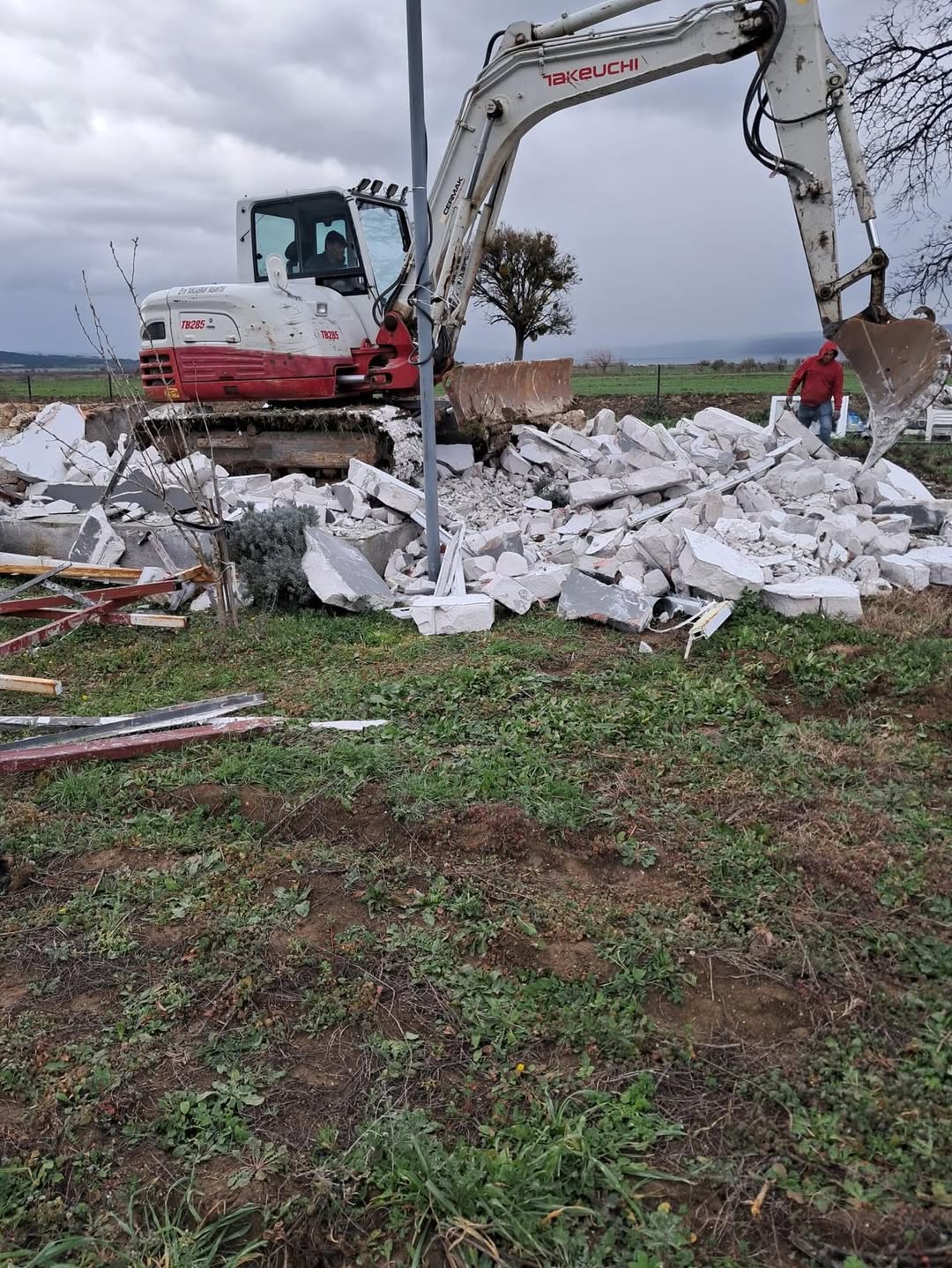 Tek Tek yıkılıyor..