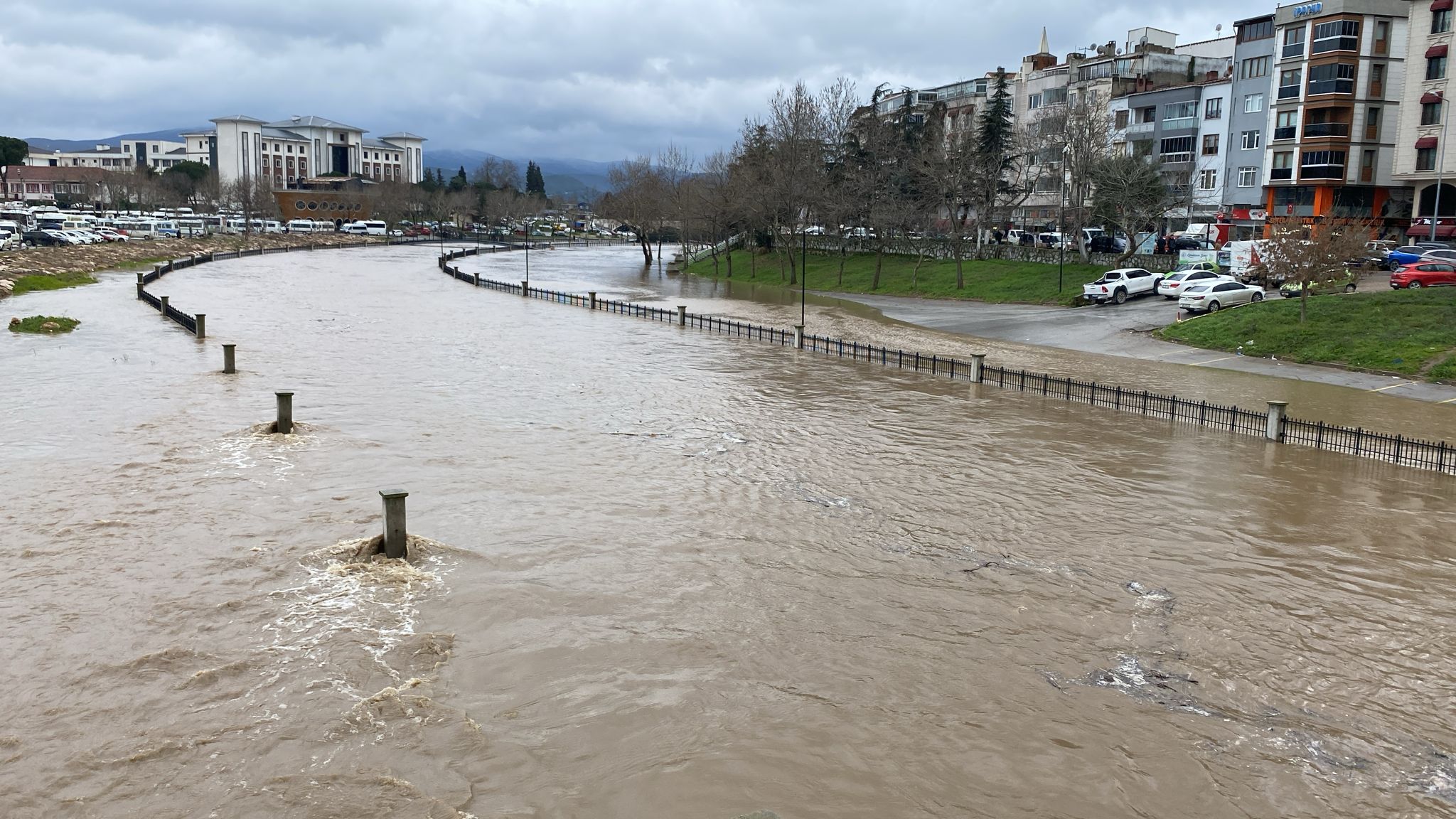 Kocabaş Çayı yoğuş yağış nedeniyle taştı
