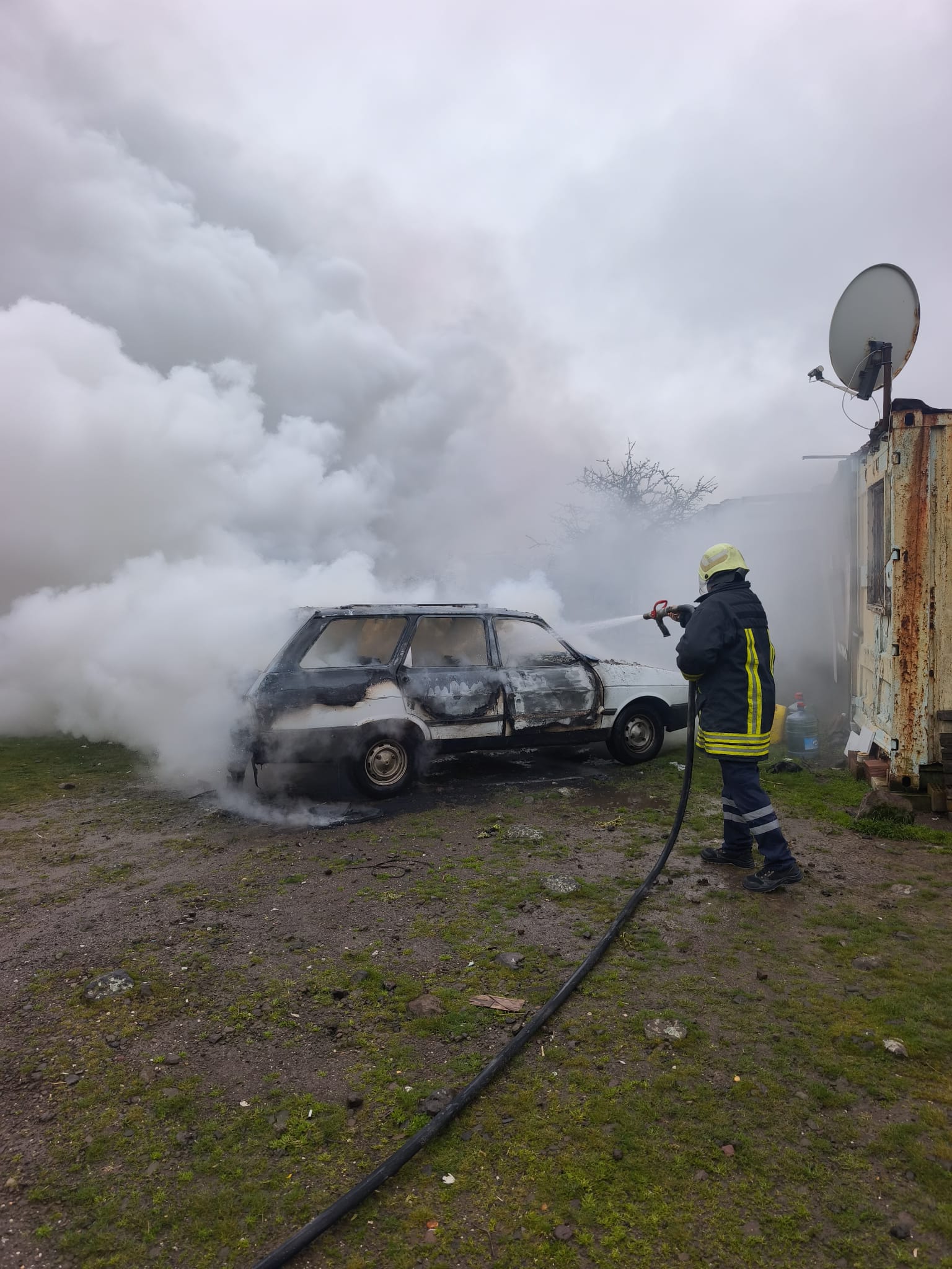 Ayvacık’ta yanan araç kullanılamaz hale geldi