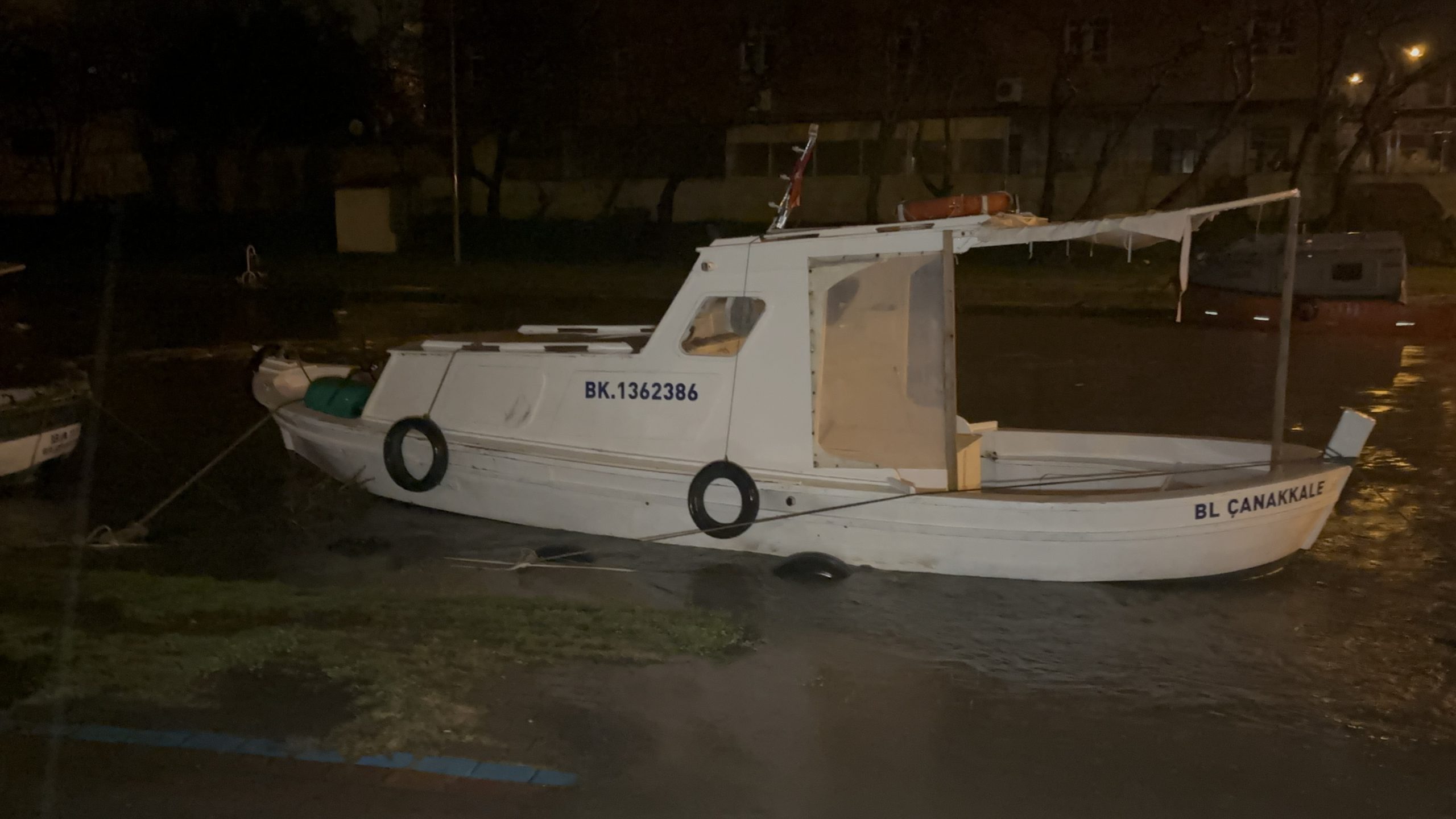 Çanakkale’de Sarıçay taştı