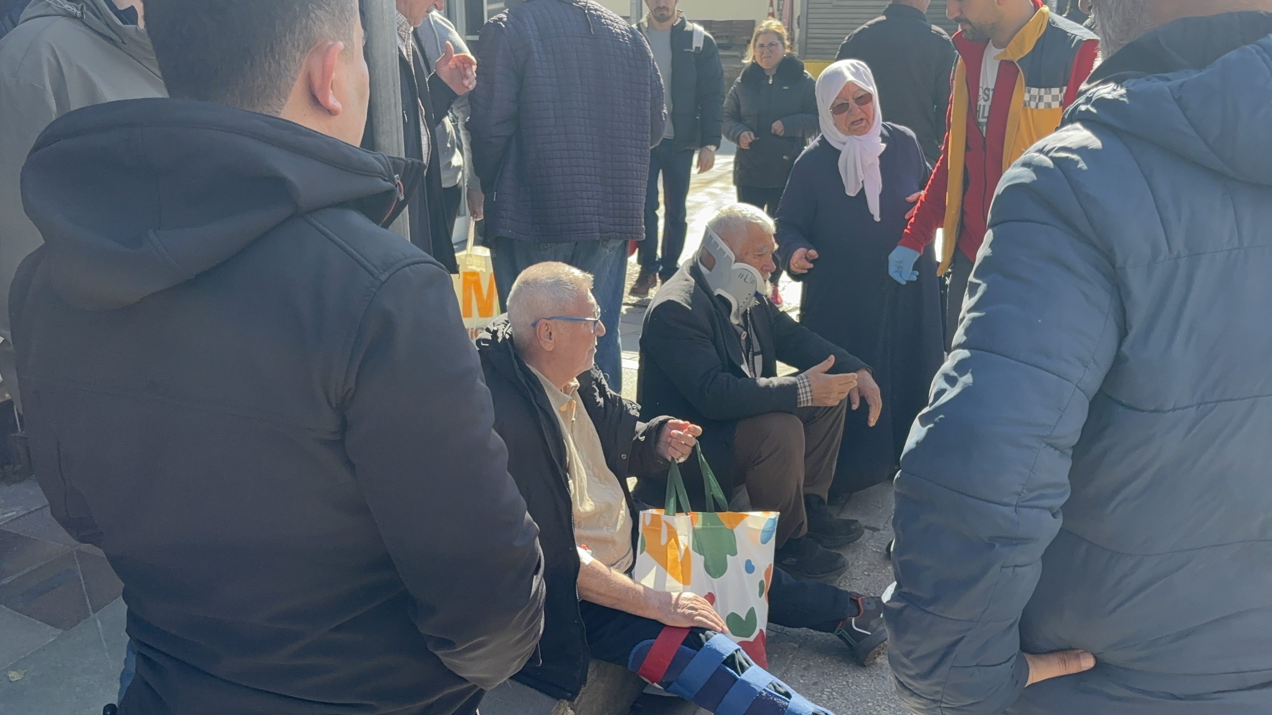 Çanakkale’de özel halk otobüsü yayaya çarptı; 8 kişi yaralandı