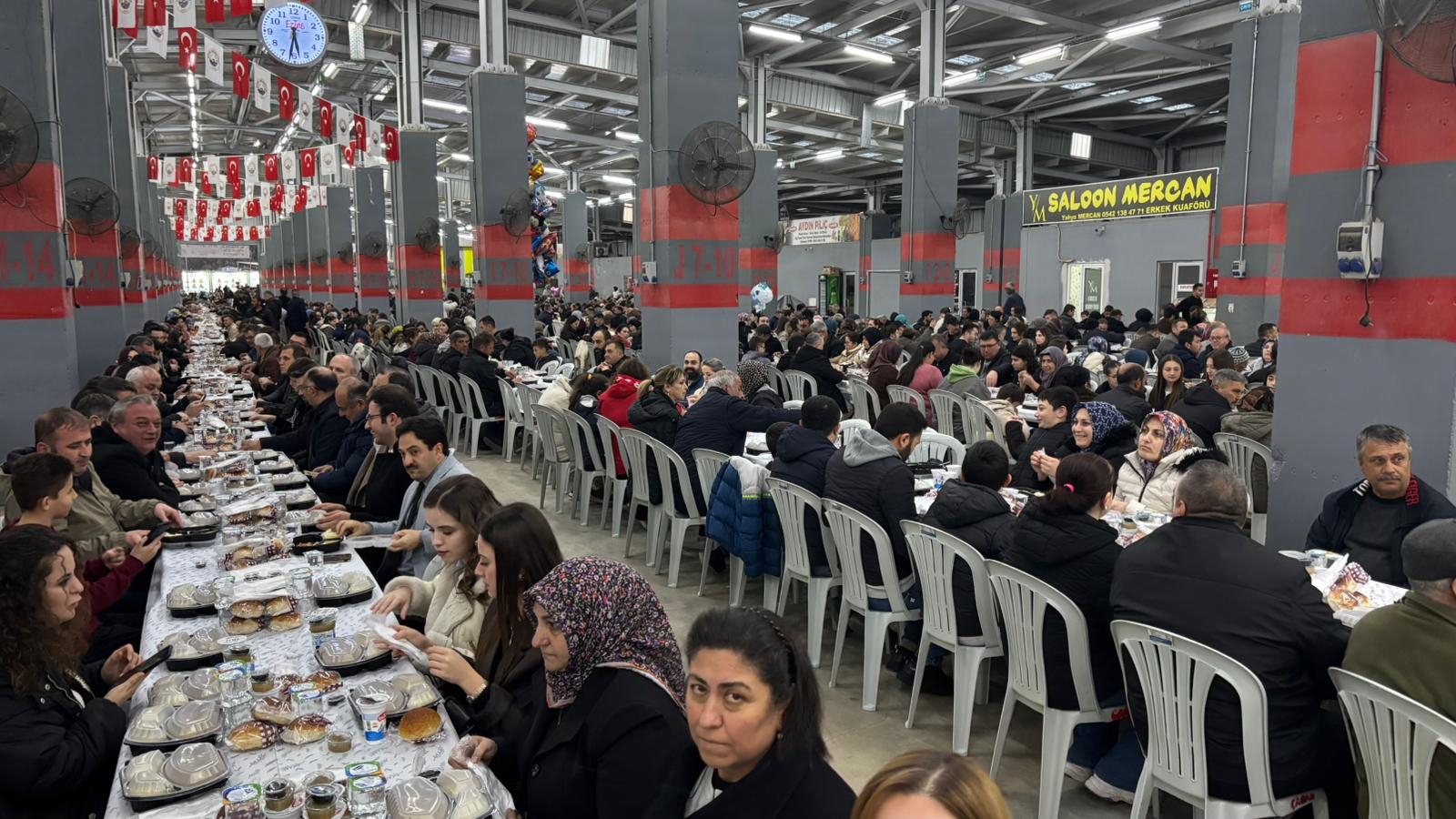Ezine Belediyesi’nden 10 bin kişilik iftar