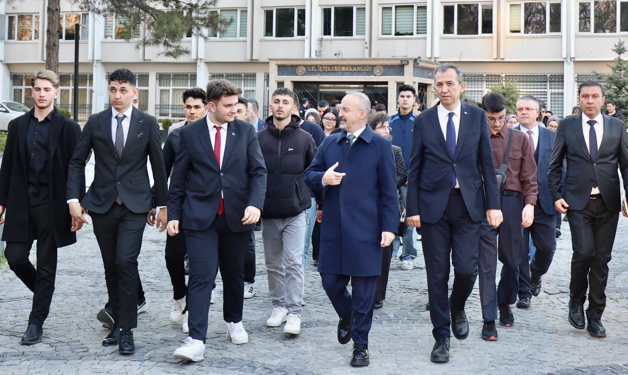 İzmir’den gelen Alevi gençleri ağırladı.