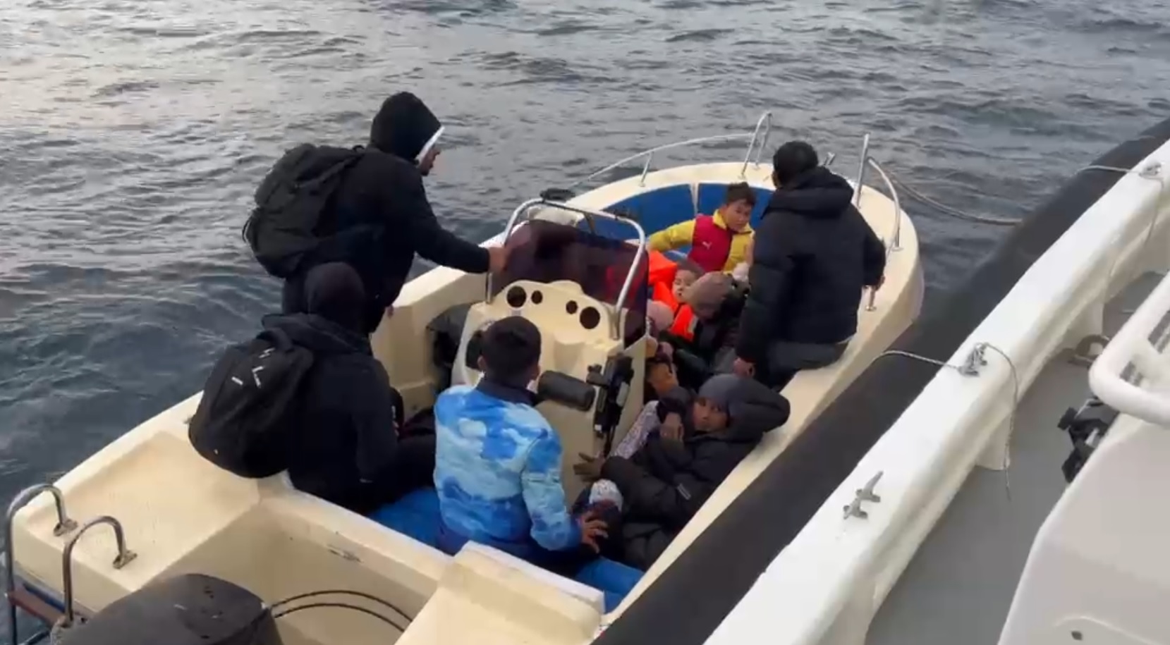 Ayvacık’ta 13 kaçak göçmen ile 2 organizatör yakalandı