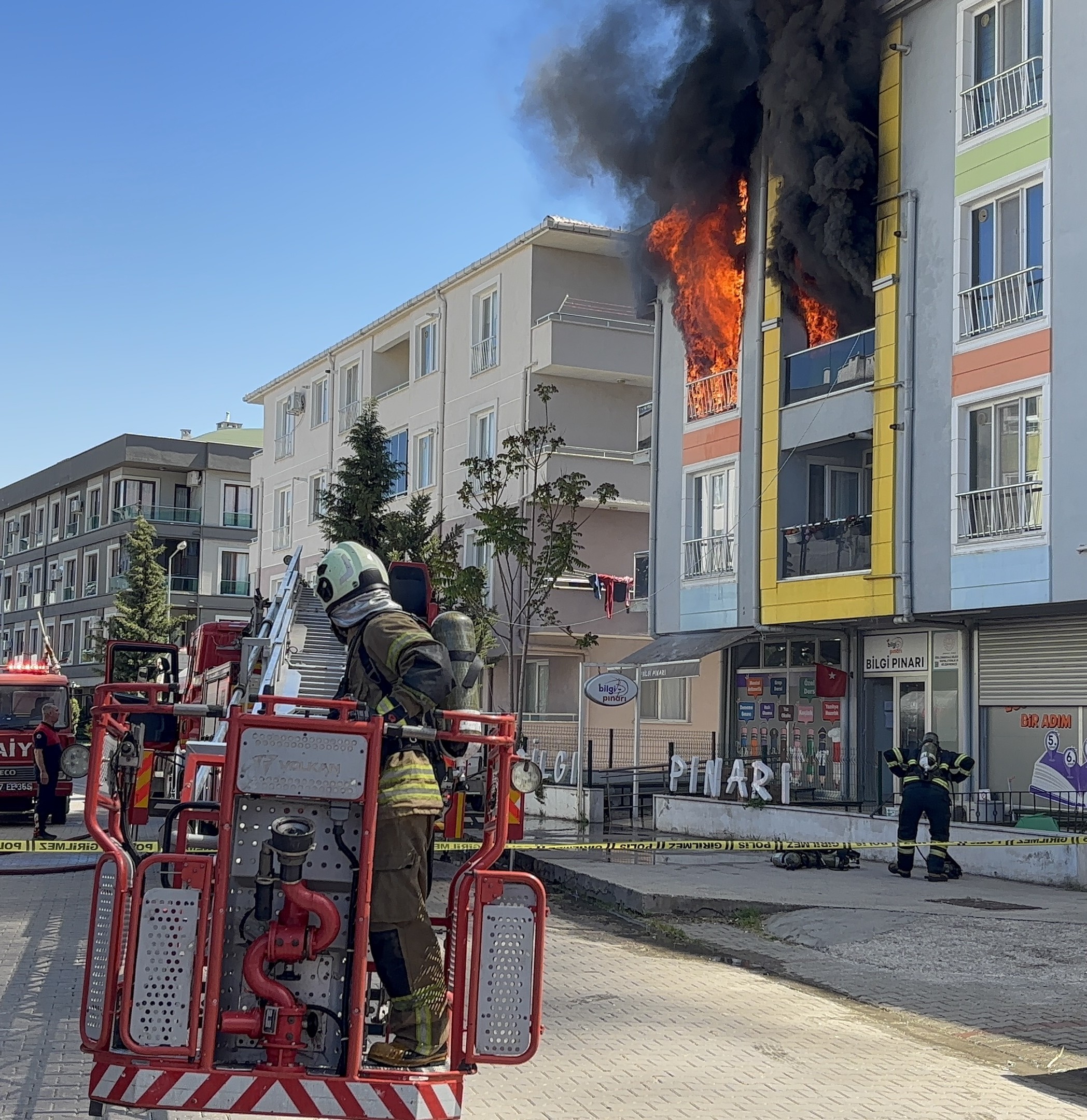Çanakkale’de 3 katlı binadaki yangında alev ve dumanların arasında kalan kadın kurtarıldı