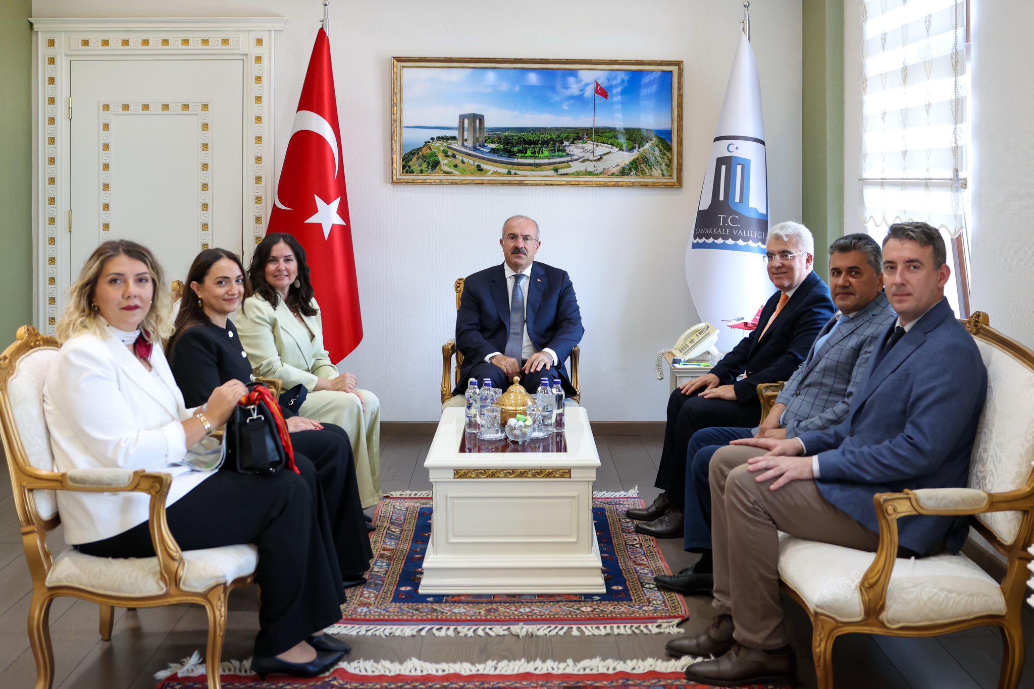 Abdullah Borca ve beraberindeki heyet,Çanakkale Valisi Doç. Dr. Ömer Toraman’ı ziyaret etti.