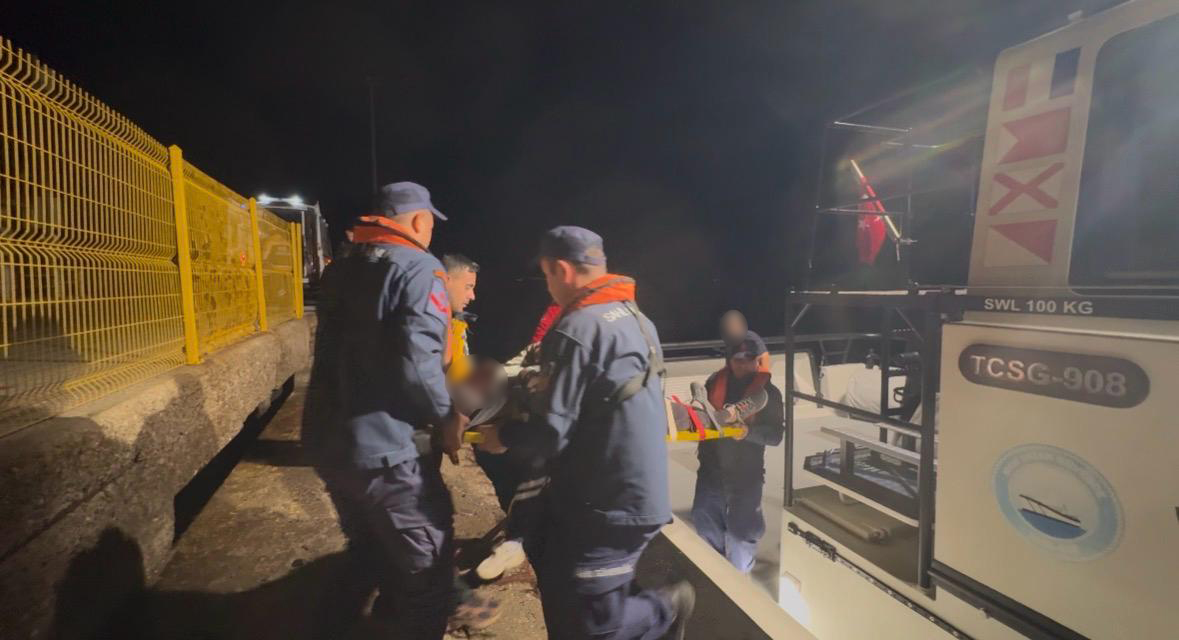 Bozcaada’da yaralı şahsın tıbbi tahliyesi Sahil Güvenlik ile gerçekleştirildi